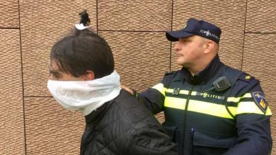 Boefjes krijgen bij aanhouding voortaan spuugmasker op in Amsterdam