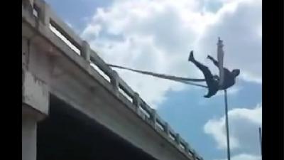 Spiderman in Panama vertoont zijn kunsten bij een groot viaduct