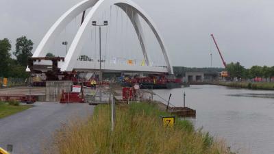 Nieuwe spoorbrug in Zuidhorn geplaatst