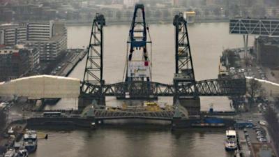 Karakteristieke hefbrug in Rotterdam na revisie weer geplaatst