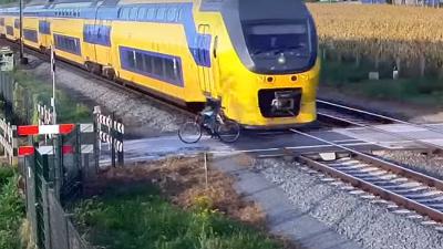 Schokkend filmpje ProRail: fietser op overweg door oog van de naald