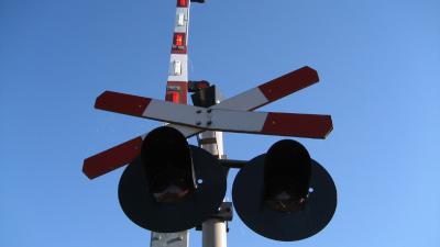 Twee treinen rammen stilgevallen auto op overweg Diemen 