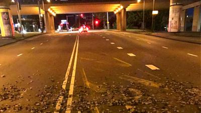 'Regen' van stenen viaduct RAI beschadigt auto