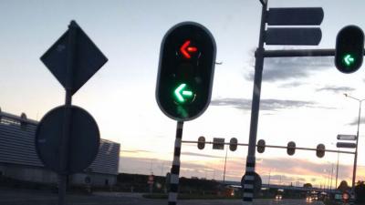 Stoplicht laat automobilisten op kruising N196 twee kleuren zien