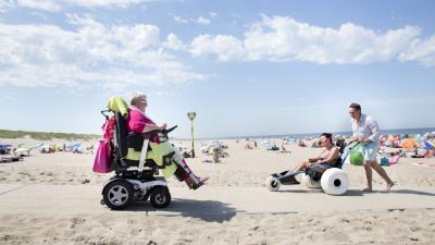 Haagse strand heeft extra betonpaden voor rolstoelers en kinderwagens