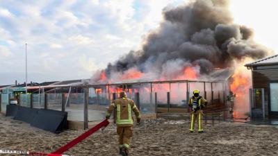 Strandtent door brand verwoest in Hoek van Holland
