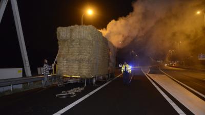foto van brand in vrachtwagen met stro | Aneo Koning | www.fotokoning.nl