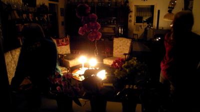 Foto van stroomstoring kaarsen in woonkamer | Archief EHF