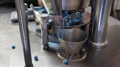 Tabletteermachine in woning, drie personen aangehouden