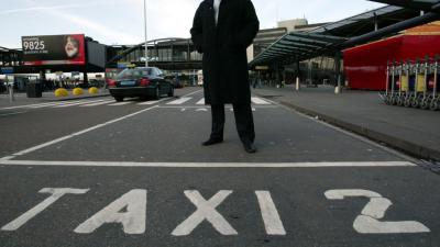 Staatssecretaris Dijksma wil taxi-ronselaars op Schiphol verbannen