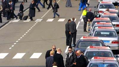 Hof:taxi's mogen ook zonder Schipholvergunning op luchthaven werken