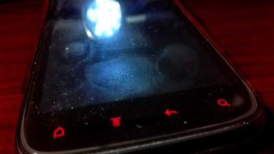 telefoon-vingerafdruk-coronavirus-besmettelijk