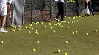 Verminder aantal proftennissers en organiseer minder toernooien