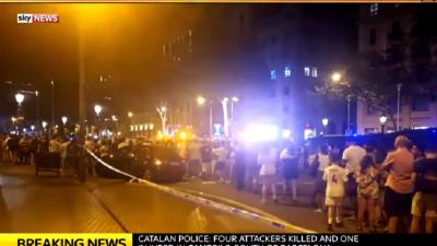 'Acht personen bereidden aanslag voor, aantal doden nu op 14'