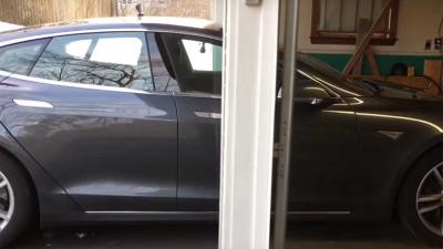 Tesla parkeert zonder chauffeur in auto zelf in- en uit garage