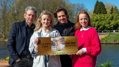 producent Sytze van der Laan, Noortje Herlaar, Egbert-Jan Weeber en producent Marijn Wigman met de Gouden Film Award van Toen ik je zag. 