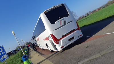 Honderden smartphonegebruikers in het verkeer op de bon vanuit touringcar