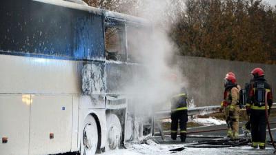 Touringcar in brand op de A7 bij Sappemeer