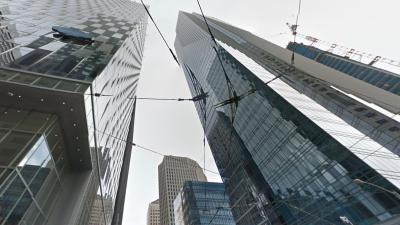 Wolkenkrabber zakt langzaam de grond in 