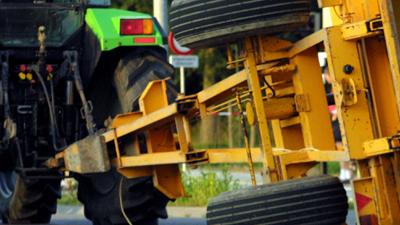 Foto van gekantelde aanhangwagen achter tractor | Archief EHF