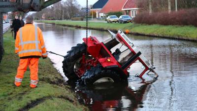 Tractor te water in Nieuwe Pekela