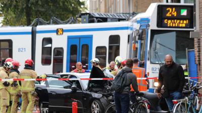 Meerdere gewonden bij aanrijding taxi en tram Amsterdam