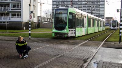 Tram en auto botsen in Schiedam