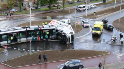 Tram ontspoord en vrachtwagen gekanteld na aanrijding in Schiedam