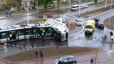 Tram ontspoord en vrachtwagen gekanteld na aanrijding in Schiedam