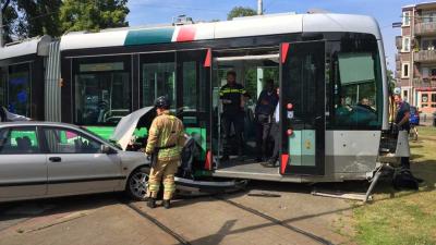 Veel schade na aanrijding auto met Rotterdamse tram