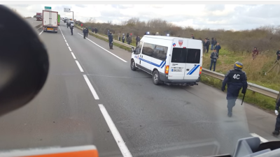 Transportsector lijdt miljoenenverlies door migranten in Calais