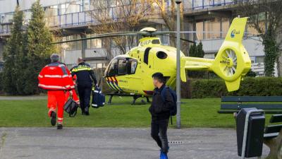Traumahelikopter voor medische noodsituatie in Schiedam