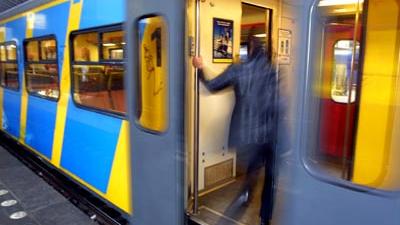 Foto van passagier de in trein stapt | Archief EHF