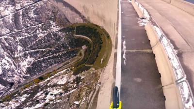 Rijdt u even mee over het smalle hekje op deze 200 meter hoge dam