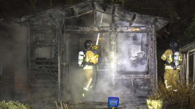 Tuinhuisje door grote brand compleet verwoest