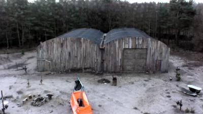 Protest voor poort Utopia vanwege mishandeling puppy Arthur