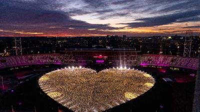 KWF verlicht hart van duizenden lampionnen in het Olympisch Stadion