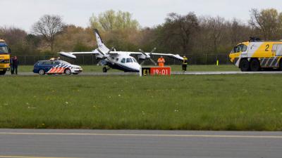 Neuswiel vliegtuig breekt af op Groningen Airport Eelde tijdens landing