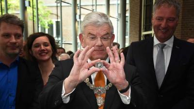 Burgemeester Van Zanen slaat eerste 10,- euromunt 50-jarige koning