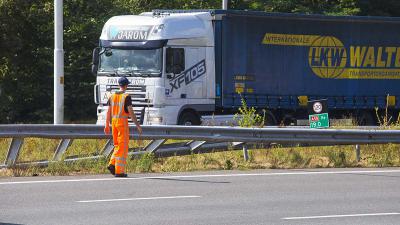 Tankwagen ramt vangrail op snelweg A58 bij Oirschot