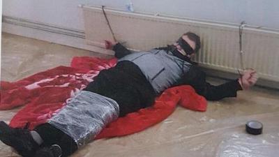 Politie: Wie herkent deze vastgebonden man