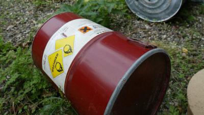 Agenten onwel door vaten met gevaarlijke stoffen in bos 