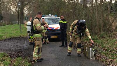 Vaten met verfverdunner gedumpt in het park