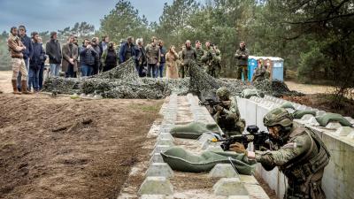 Parlementariërs bezoeken landmacht