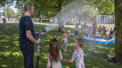 Brandweer in Schiedam zorgt voor verkoeling - Blik op nieuws