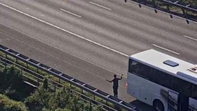 Bommelder bus A4 biedt excuses aan