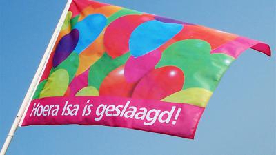 Topdrukte door 'geslaagd'-vlaggen bij Dokkumer Vlaggen Centrale