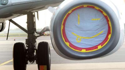 Kinderbadjes om peperdure vliegtuigmotoren te beschermen op Schiphol