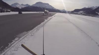 Snowboarden achter vliegtuig, het kan echt!