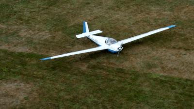 Vliegtuigje maakt noodlanding in akker Etten-Leur